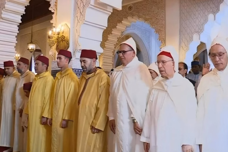 Le Roi accomplit la prière de l’Aïd Al-Adha à la mosquée “Ahl Fès” à Rabat et procède au rituel du sacrifice roi priere1