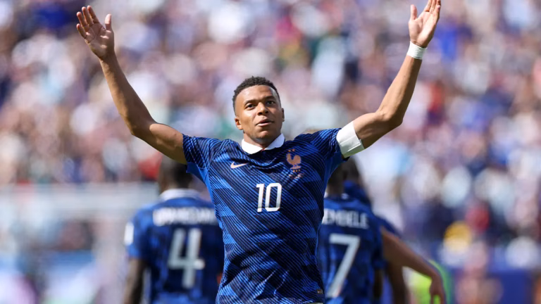 Face au Sénégal, Mbappé s’offre un exploit historique et rejoint Messi Kylian Mbappe
