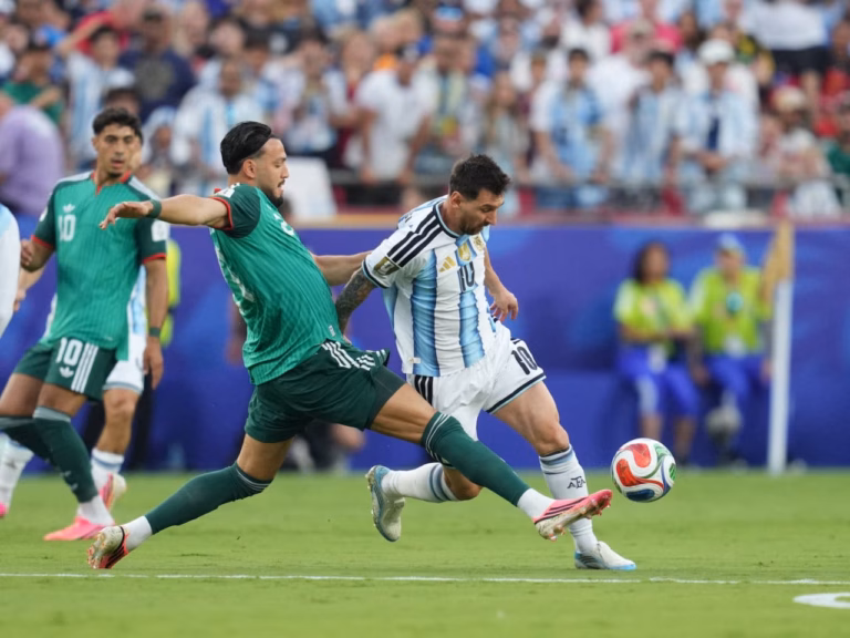 Lionel Messi au duel avec Ramy Bensebaini lors du match Argentine Algerie 3 0 le 16 juin 2026 2305048