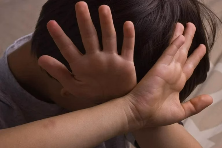 Enfants et criminalité numérique : l’appel urgent de Ma Tqich Ouldi aux autorités Touche pas a mon enfant