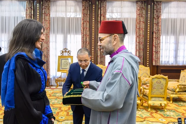 SM le Roi reçoit l’alpiniste marocaine Nawal Sfendla et la décore du Wissam Al Moukafaa Al Watania de l’ordre d’Officier nawal sfendla reception royale mohammed vi everest lhotse maroc