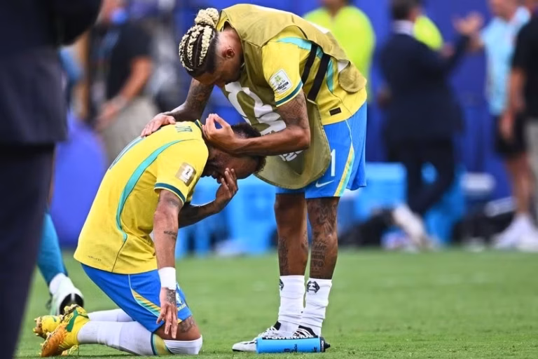 Neymar fond en larmes et annonce sa retraite internationale après l’élimination du Brésil Neymar larmes pleur cry