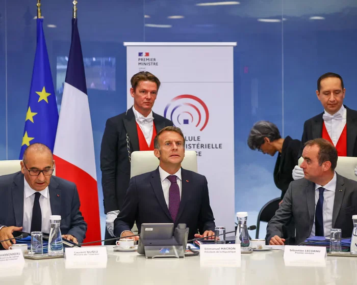 macron cellule crise incendies france paris juillet 2026